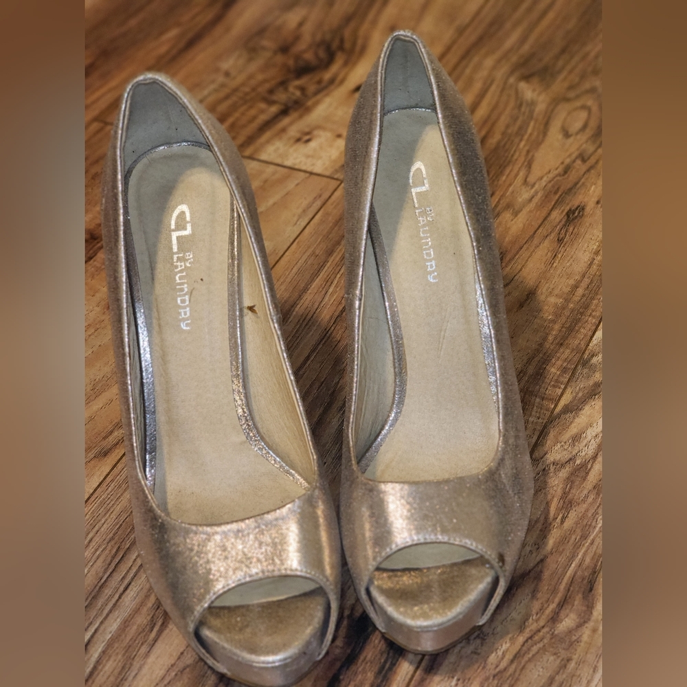 Metallic gold platform open-top pump